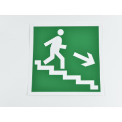 Знак E13 Направление к эвакуационному выходу по лестнице вниз (направо)на самоклеящейся фотолюминесцентной плёнке, 200х200 мм